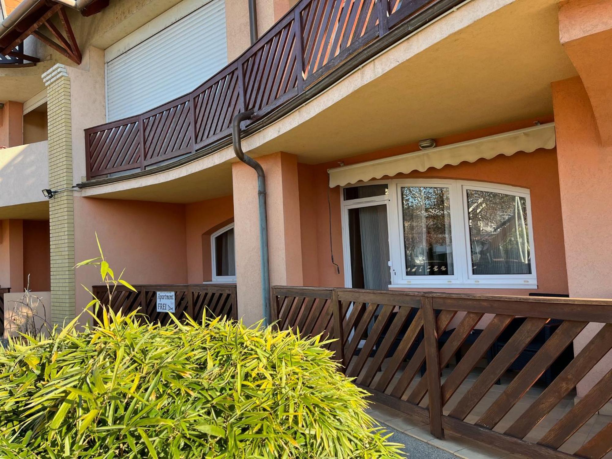Y Apartman Balatonlelle Exterior photo