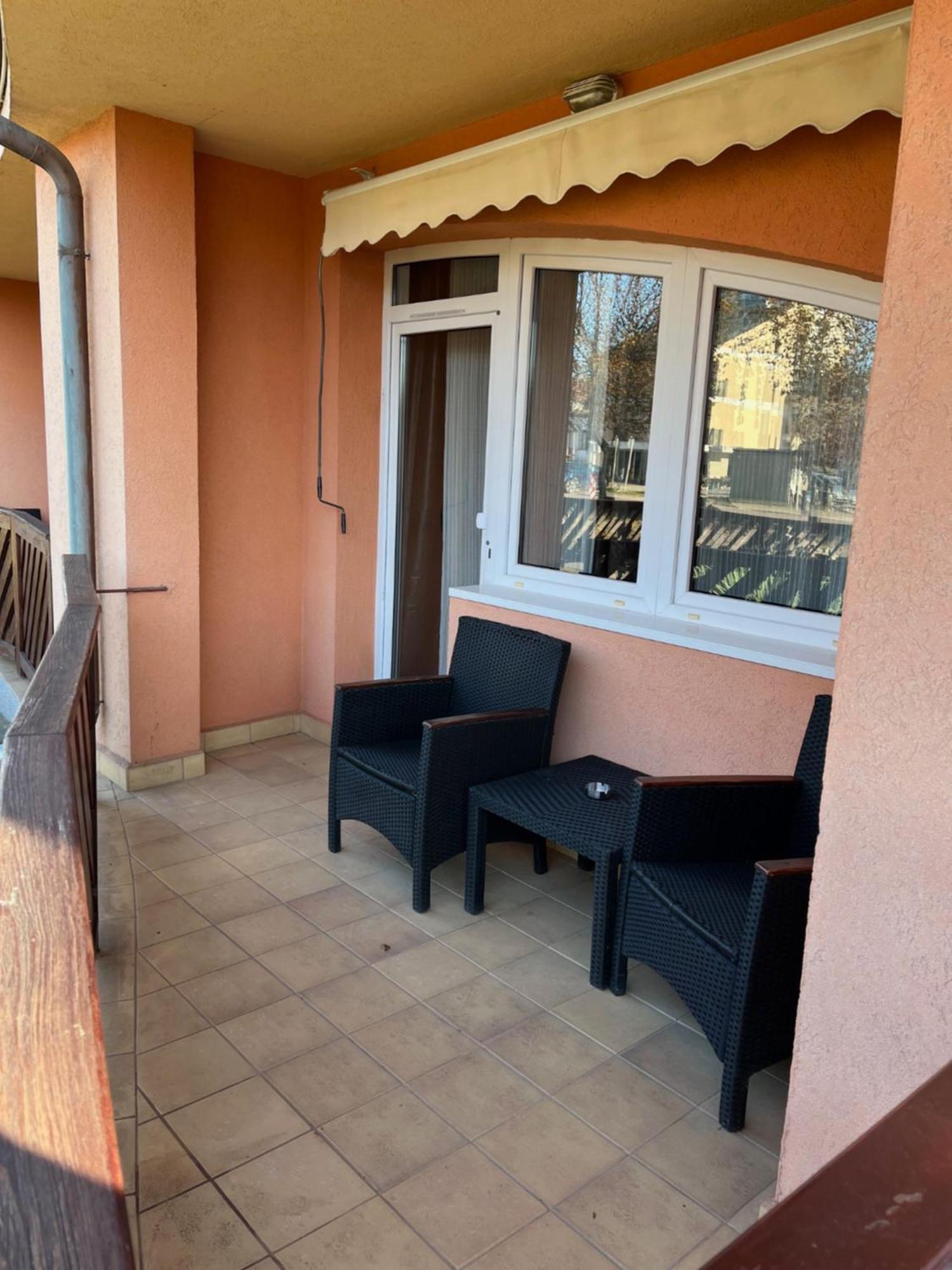 Y Apartman Balatonlelle Exterior photo