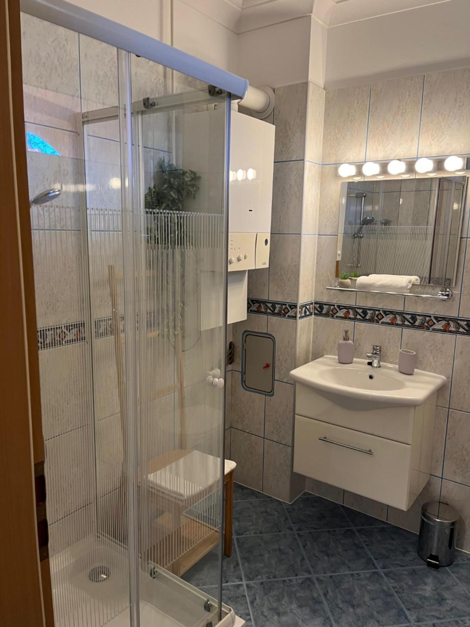 Y Apartman Balatonlelle Exterior photo